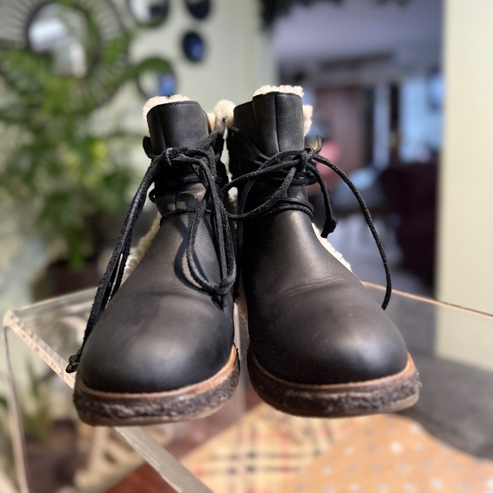 UGG Luisa boots, lace- up, like new. Women’s sz9